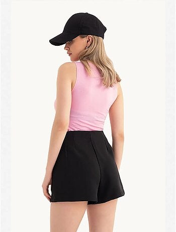 Top corto con cuello halter y aberturas hiccup
