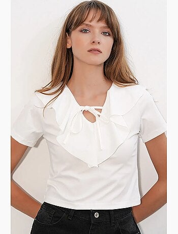 Top corto con volantes y lazada frontal bdart