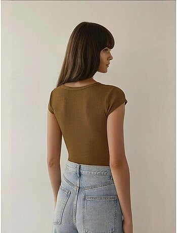 Top corto de canalé slim fit con escote redondo hiccup
