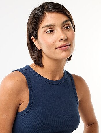 Top corto sin mangas