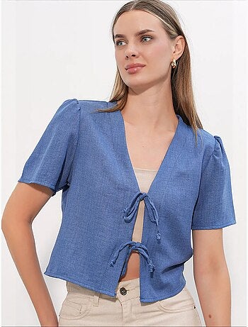 Top corto texturizado de mezcla de lino con cuello de pico bdart