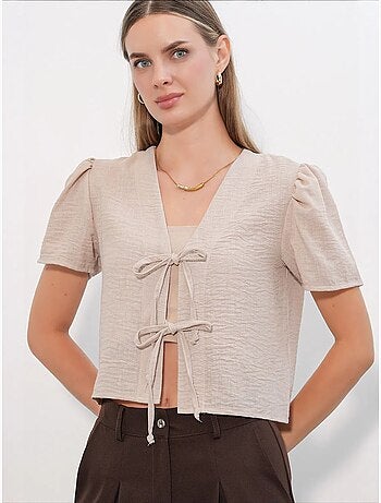 Top corto texturizado de mezcla de lino con cuello de pico bdart