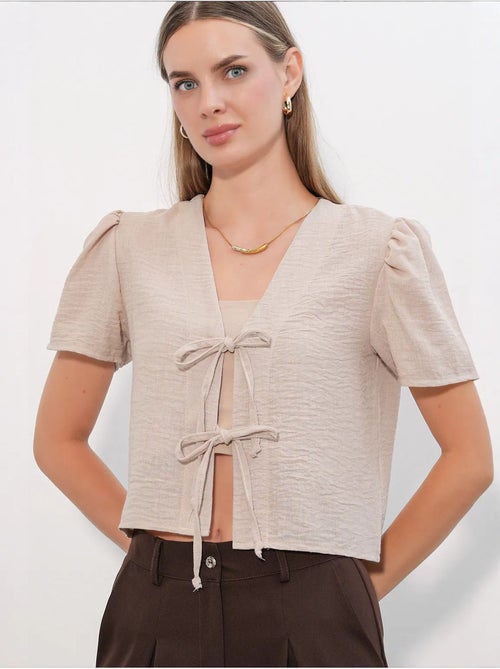 Top corto texturizado de mezcla de lino con cuello de pico bdart - Kiabi Top corto texturizado de mezcla de lino con cuello de pico bdart - Kiabi