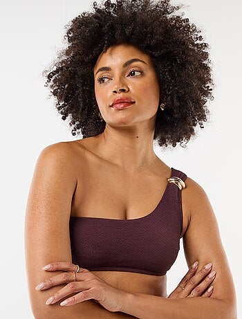 Top de bikini asimétrico con joya dorada