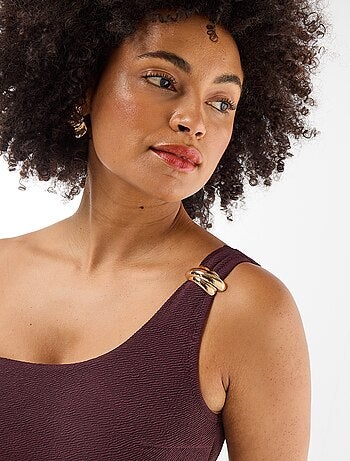 Top de bikini asimétrico con joya dorada