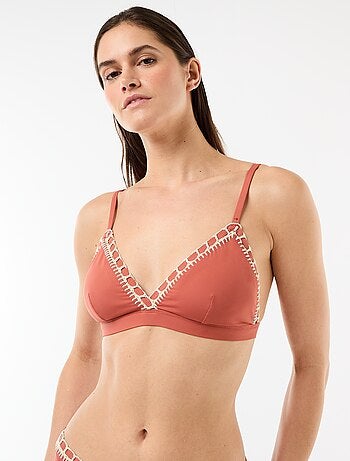 Top de bikini triángulo con bordes de macramé
