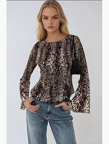 Top de cuello barco con estampado animal y detalle fruncido hiccup