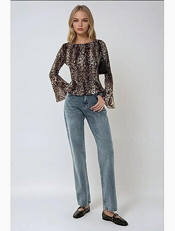 Top de cuello barco con estampado animal y detalle fruncido hiccup