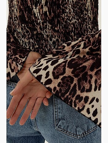 Top de cuello barco con estampado animal y detalle fruncido hiccup