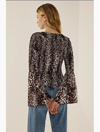 Top de cuello barco con estampado animal y detalle fruncido hiccup