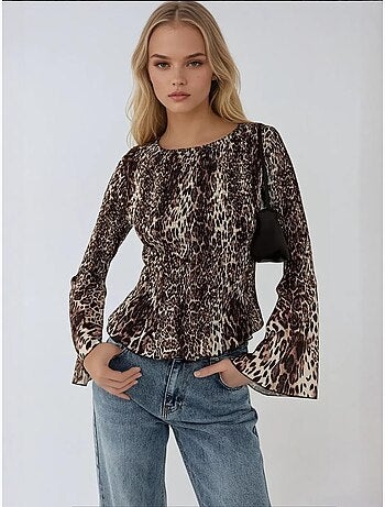 Top de cuello barco con estampado animal y detalle fruncido