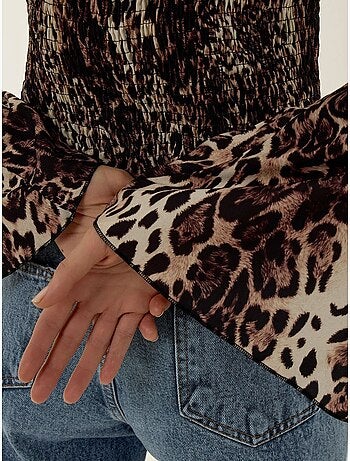 Top de cuello barco con estampado animal y detalle fruncido