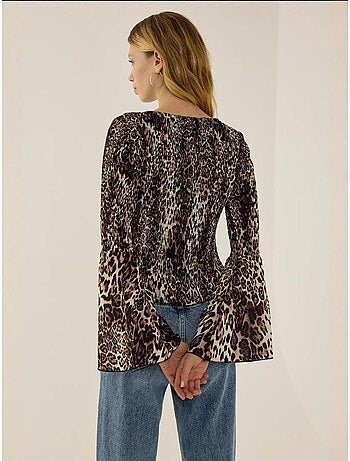 Top de cuello barco con estampado animal y detalle fruncido