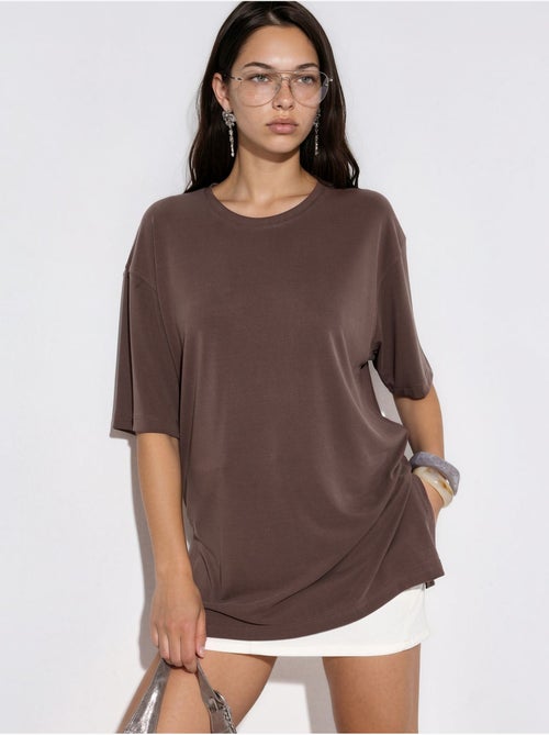 Top de cuello redondo y manga corta de corte relajado busem - Kiabi Top de cuello redondo y manga corta de corte relajado busem - Kiabi