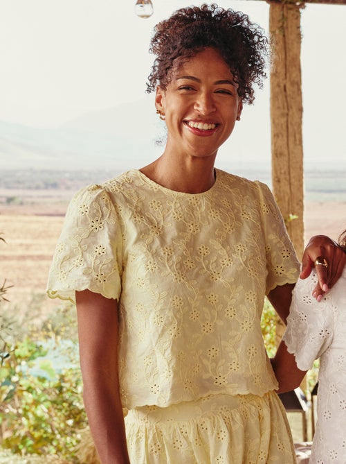 Top de manga corta con bordados ingleses en algodón liso - Kiabi