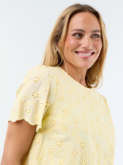 Top de manga corta con bordados ingleses en algodón liso - Kiabi