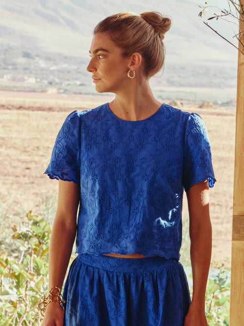 Top de manga corta con bordados ingleses en algodón liso - Kiabi