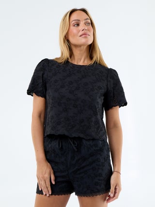 Top de manga corta con bordados ingleses en algodón liso