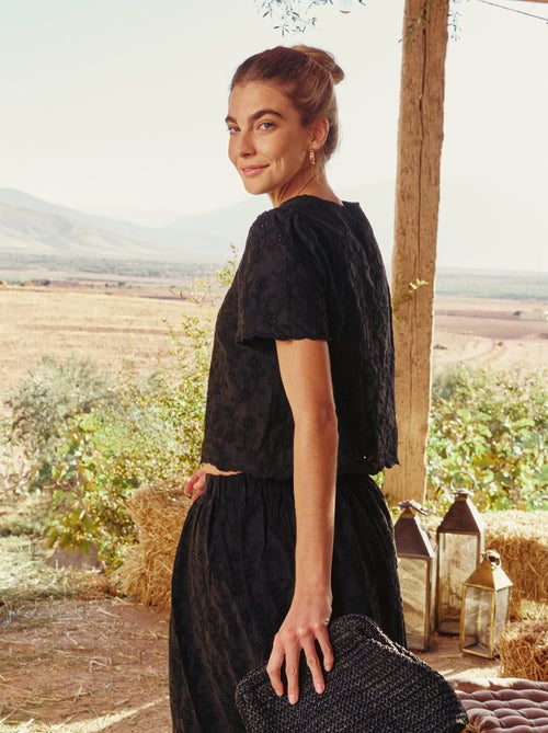 Top de manga corta con bordados ingleses en algodón liso - Kiabi