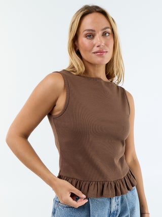 Top de tirantes con escote barco y bajo con volante