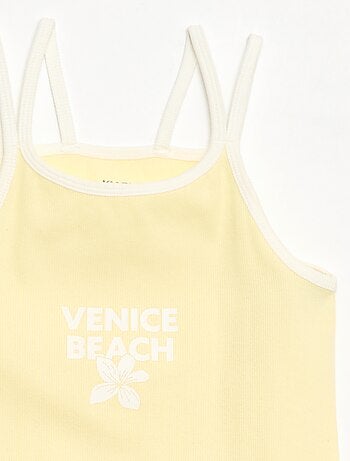 Top de tirantes finos y estampado en el pecho