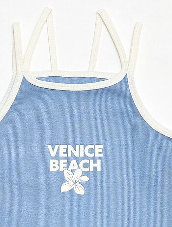 Top de tirantes finos y estampado en el pecho