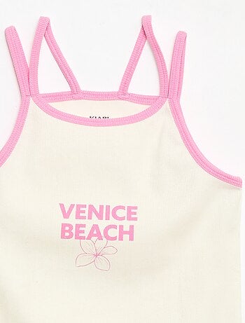 Top de tirantes finos y estampado en el pecho