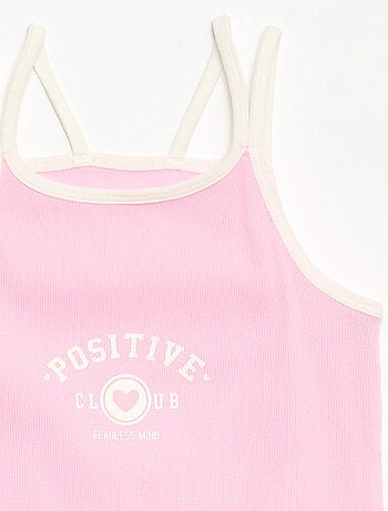 Top de tirantes finos y estampado en el pecho