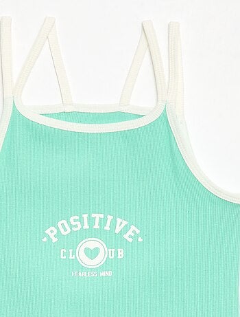 Top de tirantes finos y estampado en el pecho