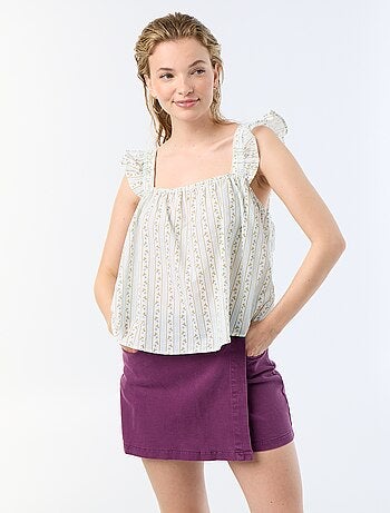 Top estampado con tirantes de volantes