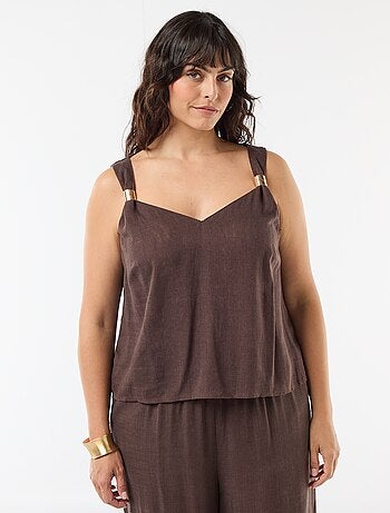 Top fluido de lino mezclado con joyas doradas