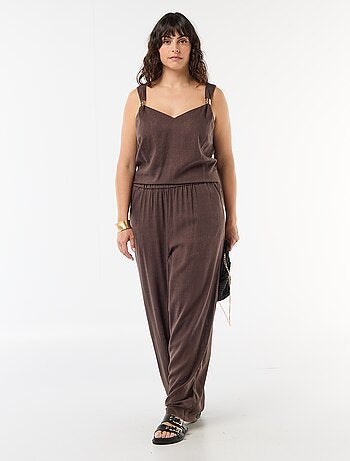 Top fluido de lino mezclado con joyas doradas