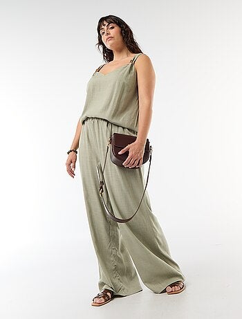 Top fluido de lino mezclado con joyas doradas