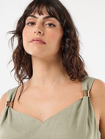 Top fluido de lino mezclado con joyas doradas