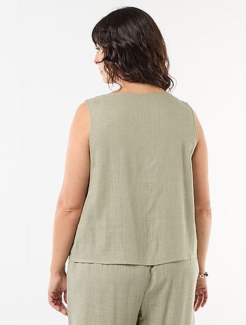 Top fluido de lino mezclado con joyas doradas