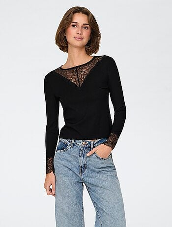 Top liso con encaje