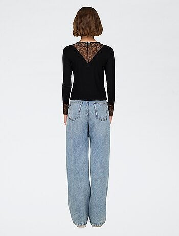 Top liso con encaje