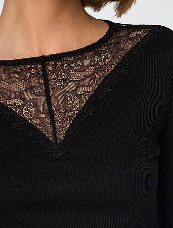 Top liso con encaje