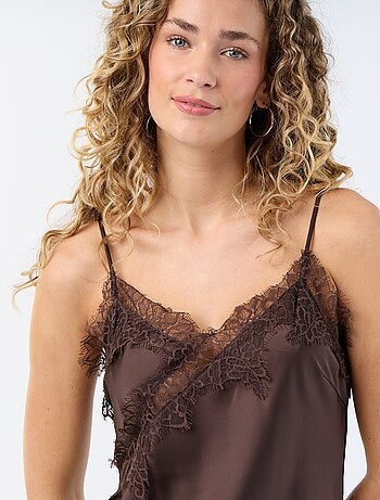 Top satinado asimétrico con encaje