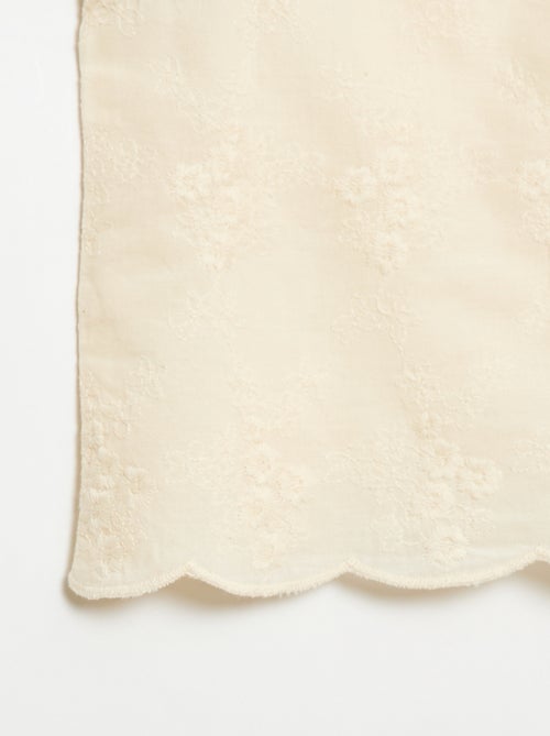 Top sin mangas con bordado all over - Kiabi