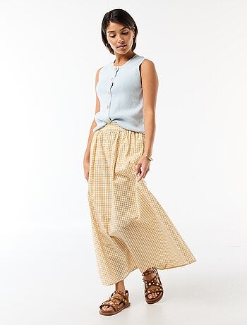 Top sin mangas con botones dorados