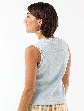 Top sin mangas con botones dorados