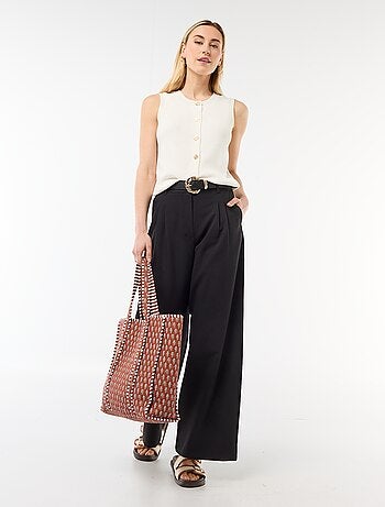 Top sin mangas con botones dorados