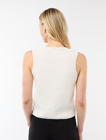 Top sin mangas con botones dorados