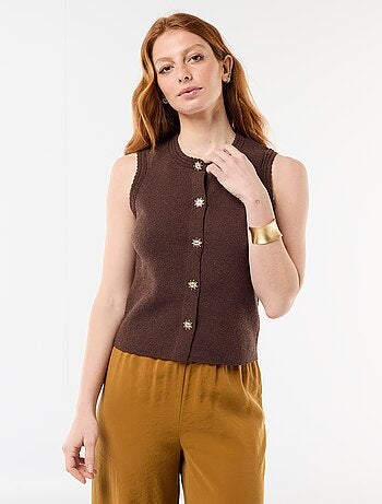 Top sin mangas con botones dorados