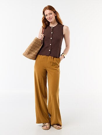 Top sin mangas con botones dorados