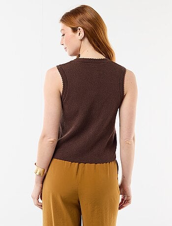 Top sin mangas con botones dorados