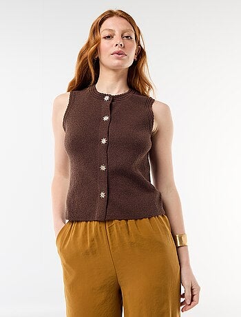 Top sin mangas con botones dorados