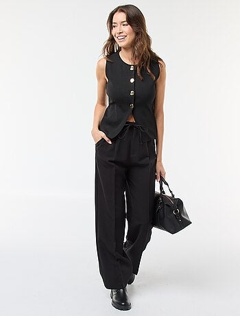 Top sin mangas con botones dorados