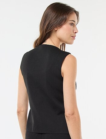 Top sin mangas con botones dorados